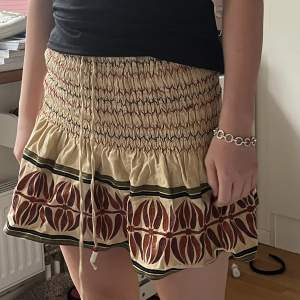 Så fin kjol perfekt till sommaren. Endast använt en gång sjukt bra skick, vid frågor är det bara att höra av er, köparen står för frakten💕direkt pris 400 kr 