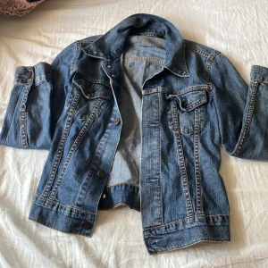 Jeansjacka  - Säljer denna super fina stockholmstils jeansjacka. Den är så himla fin, men tyvärr för liten för mig. Vid intresse kontakta mig.