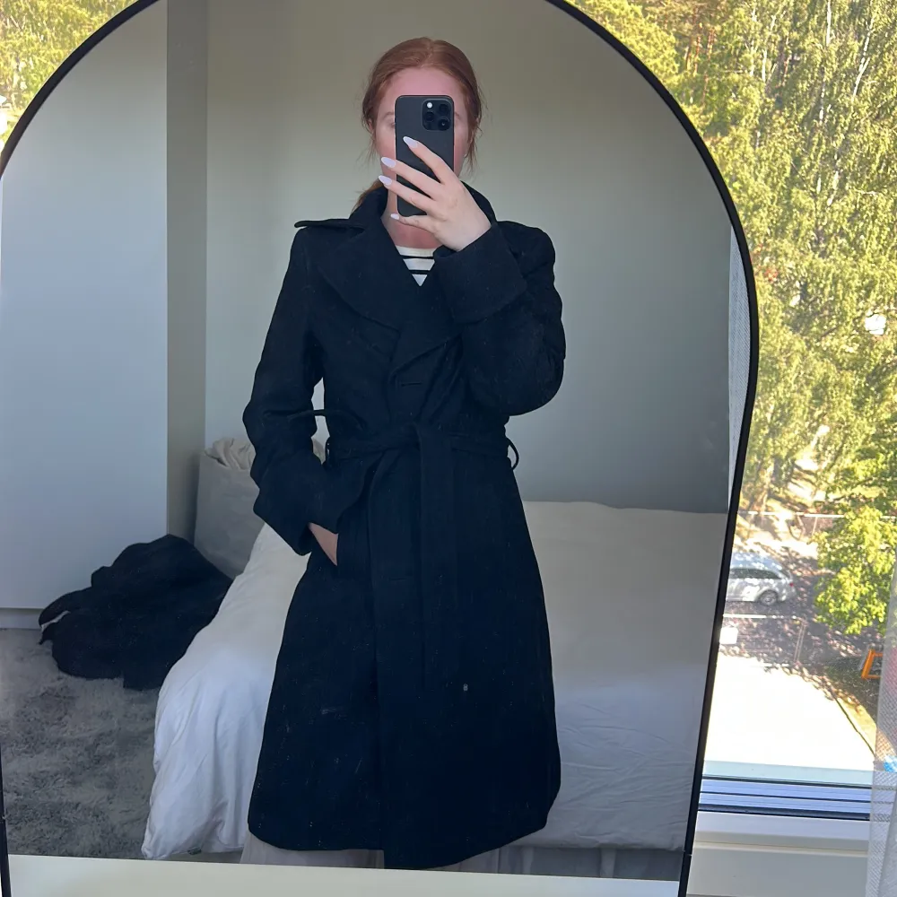 Jag säljer en svart lång kappa, använder den aldrig. Det är storlek 42 men den är inte alls stor i storleken . Jackor.