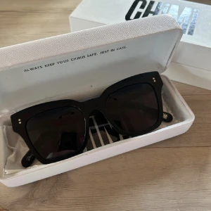 Chimi  - Säjer mina chimi brillor i modellen 005 och färgen berry då jag inte gillar formen på de längre, köp direkt för 550kr🫶🏼🫶🏼