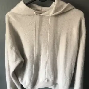 Jättefin Kashmir beige hoodie som knappt är använd, köpt för 1200❤️ säljer även en likadan i grå