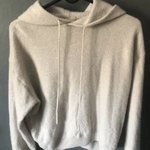 Kashmir hoodie - Jättefin Kashmir beige hoodie som knappt är använd, köpt för 1200❤️ säljer även en likadan i grå