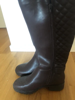 Bruna skor  - Säljer ett par bruna skor då dem inte kommer till användning🤍helt nya och oanvända