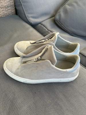 Säljer mina clean 90 zip arigato skor som är använda några gånger! Lite smutsiga för jag inte orkat med att tvätta dom pga inte använder dom! Kvitto + låda finns! :)