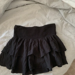 Söt svart minikjol! - Super fin mini kjol som tyvärr inte passar mig längre!❤️❤️ använd få gånger