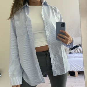 Djerfinspirerad skjorta  - Superfin blå/vitrandiga skjorta. Lik den från Djerf Avenue. Jättebra skick! 