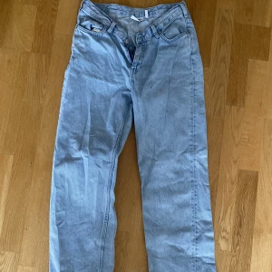 Mid waist jeans  - Ett par mid waist jeans ifrån weekday. Jätte bra skick och långa i benen. Passar mig bra som är 177 