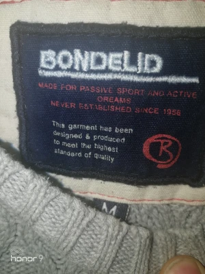 Tröja från Bondelid, Strl:M, Grå, Nyskick - Tröja från Bondelid i nyskick.Den är grå och storlek M, snygga loggar. Kan skickas frakt tillkommer med Postnord spårbart.