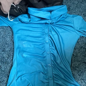 Nly tröja strlk XSS - Lite tajt på mig och ger form.den har en krage mig ganska många knappar och är lite tajt runt midjan.och är i tyget silk dne är käft för 300kr