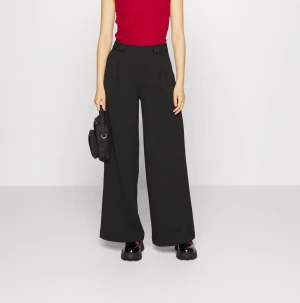 ANNA FIELD PETITE TYGBYXOR NYA - Du budar på ett år helt NYA byxor från Anna Field petite. Svarta i stl UK 12. Alla tags kvar! Perfekt för dig som är 165 och under. Frakt tillbaka och betalas av köparen.