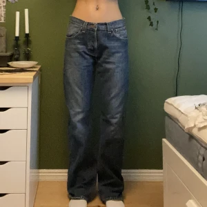 Nudie jeans - Nudie jeans köpta second hand men aldrig använda av mig. Är 180 för referens🩵