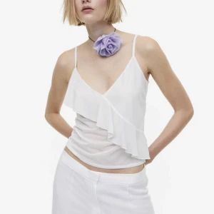 Volang linne  - Helt oanvänd volang top från hm, lappen kvar. Köptes för 149kr. Skriv vid frågor💕💕