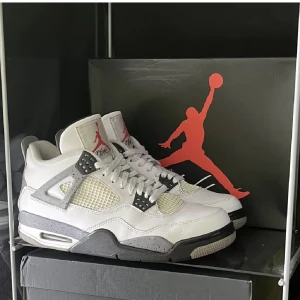 Air jordan 4 White cement - 🥥Air jordan 4 white cements 🥥⚡️Storlek 44 ⚡️🔥Äkthetsbevis och originalboxen tillkommer 🔥🍀Perfekt skick 🍀📦Kan fraktas eller mötas upp i Stockholm 📦💯Äkta såklart 💯⭐️Skickar gärna fler bilder eller svarar på frågor ⭐️🦋Pris kan diskuteras vid snabb affär 🦋