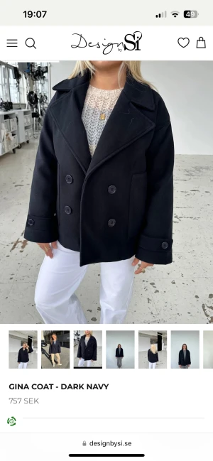 Gina Goat - Dark Navy, design by si - Säljer en helt ny design by si kappa. Jag råkade få två styckna när jag beställde och det skulle kosta mig 400kr att skicka tillbaka den, så den är oöppnad. På andra bilden ser ni hur färgen ser ut på en likadan kappa. Nypris 819kr med frakt från hemsidan