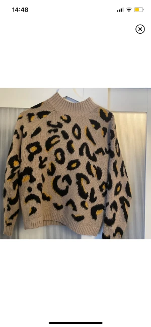 Stickad tröja - Säljer denna stickade tröja. Hyfsat bra skick och tror den är ifrån newyorker🤎