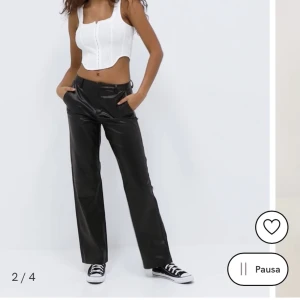 Skinnbyxot - Snygga skinntorra som säljs pga att de ej kom till användning. Aldrig använda endast provade med prislapp kvar. Skriv vid frågor :) (tror ej att detta är rikigt läder!) originalpris : 449kr