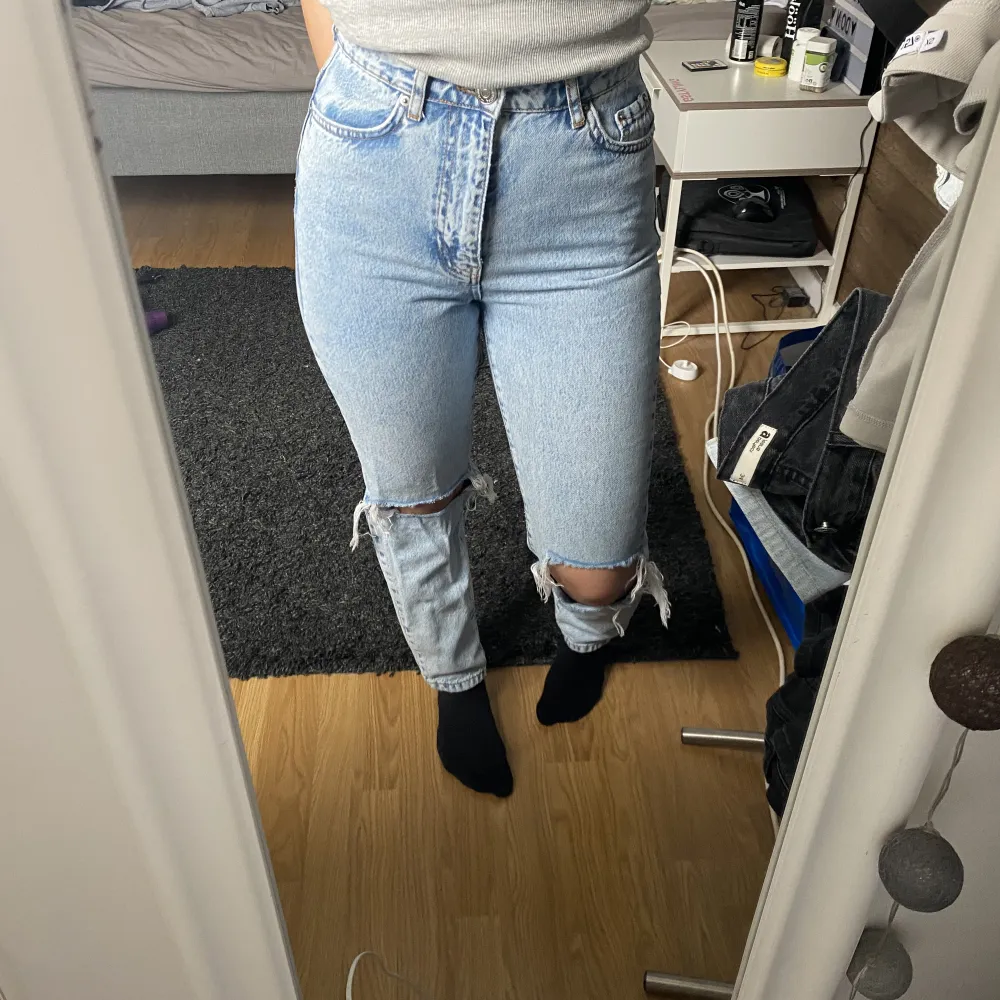 Lägger ut igen med fri frakt!! Jeans med hål i knäna från Gina tricot🩵Inte mycket använda så i god kvalite 🩵. Jeans & Byxor.