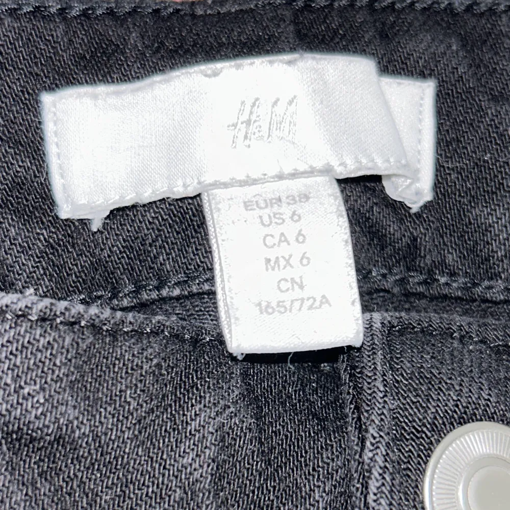 Högmidjade jeans i storlek 38. Små i storleken så skulle mer säga att de passar en med storlek 36. Går ned till ankeln på mig som är 171 cm. Sparsamt använda och i fint skick💕. Jeans & Byxor.