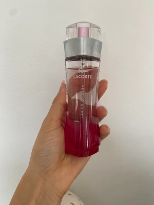 Lacoste - Touch of pink - Parfym från Lacoste -Touch of pink. Fick denna parfym i gåva, men upptäckte ganska så snart att det inte riktigt var min doft. Den är väldigt fin i doften, men älskar mer tyngre parfymer så förhoppningsvis kan någon annna få njuta av denna. 
