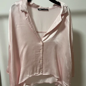 Zara blus  - Zara fin blus ljus rosa i färg. Storlek M passar även för S