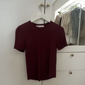 Vinoröd zara T-shirt  - Nyskick, använd max två gånger. Storlek s, men skulle funka som xs och m också  