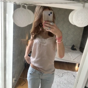 Spetslinne - så gulligt spetslinne 💓🌸❣️storlek 36, men passar även 34!🤗