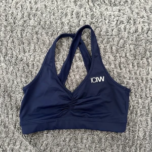 Träningsbh - Träningsbh i marinblått från ICIW. Kryss i ryggen💙