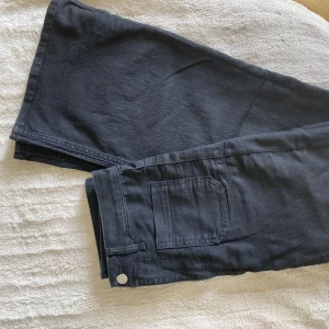 HM flare cargo  - Svarta byxor från HM med två coola framfickor och utsvängda ben. Supersköna💘💘🌟🌟