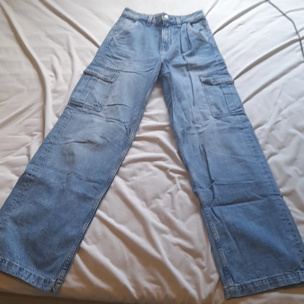 Cargo jeans från H&M som jag såljer för de blivit för småa. Använt några få gånger. Jeans & Byxor.