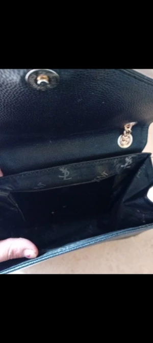  Ysl handväska - Sypper snygg väska  Aldrig använd så gott som ny 