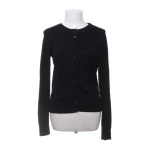 svart, vit eller rosa kofta💕 - Säljer mina tre koftor från lager 157 för att ja har köpt nya! Säljer i Vit svart och ljusrosa💕  (priset ät styck)