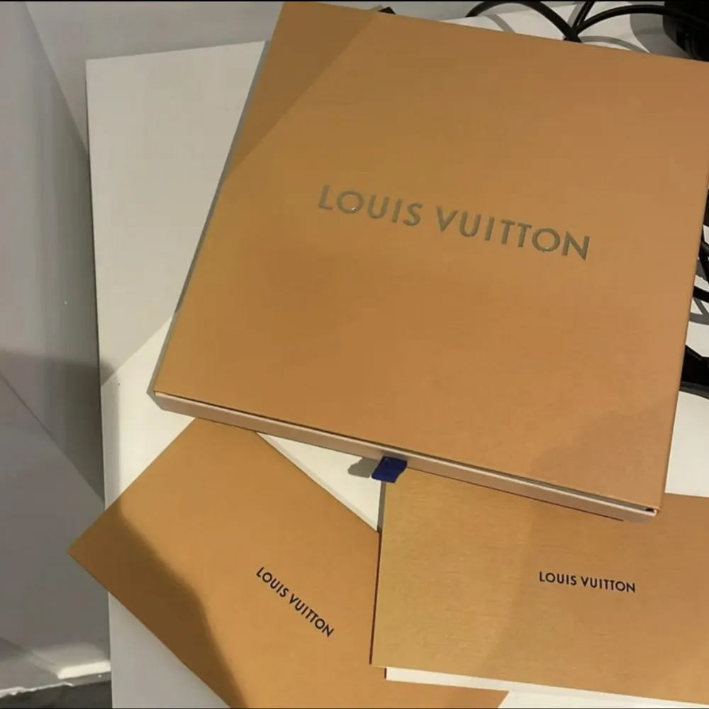 En ÄKTA Louis Vuitton mössa Kvitto kommer även med Samt med låda  Bara seriösa köpare . Övrigt.