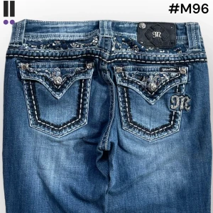 M96 lågmidjade bootcut missme jeans  - MissMe jeans i model Easy boot 💜 Tag 27W 💜Midja (rakt över) 39cm 💜 Innerben 72cm 💜 Ytterben 99cm 💜 Benöppning 22cm 💜 Saknar tre pluppar p tag 💜Våra mått blir W=30, L=28 💜 Men jämför alltid måtten💜