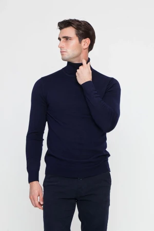 Mörkblå tröja  - Blå turtleneck-tröja Made in Italy tillverkad av viskos av högsta kvalitet och med en avancerad metod som förhindrar att det bildas pärlor efter användning. Viskosen har en finhetsgrad på 12 och är därför mycket skör och mjuk. Smal passform.