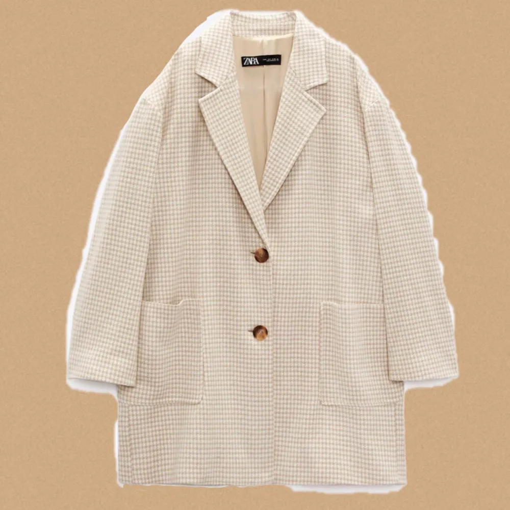 Så fin beige hundtandsmönstrad mjuk kappa / längre blazer från Zara. Oversized xs🤍. Jackor.