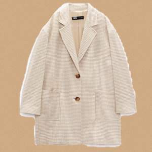 Så fin beige hundtandsmönstrad mjuk kappa / längre blazer från Zara. Oversized xs🤍