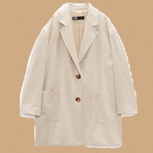 Zara beige kappa hundtandsmönstrad  - Så fin beige hundtandsmönstrad mjuk kappa / längre blazer från Zara. Oversized xs🤍