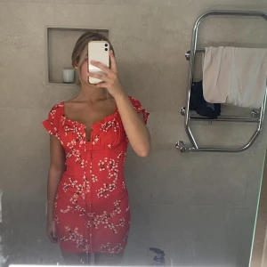 Kort röd klänning  - Jättesöt röd klänning. I mycket bra skick, använd 1 gång