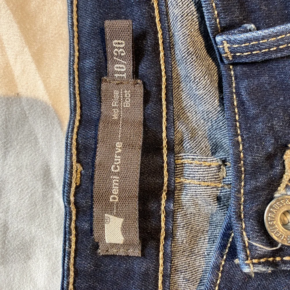 Säljer denna snygga mörka bootcut jeans pga flytt. Bra skick. Skriv vid frågor och prisförslag 🫶. Jeans & Byxor.