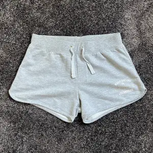 Jätte fina och sköna grå lågmidjade mjukis shorts. Tyvärr för små för mig, skulle säga att de är i ungefär st XS. Köparen står för frakten💕💕