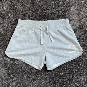Grå mjukis shorts  - Jätte fina och sköna grå lågmidjade mjukis shorts. Tyvärr för små för mig, skulle säga att de är i ungefär st XS. Köparen står för frakten💕💕
