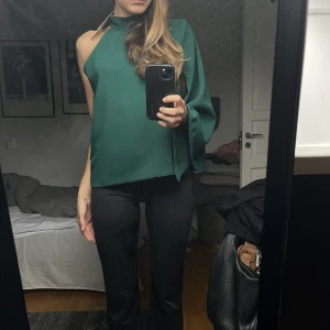 Blus - Säljer denna jättefina en ärms blusen från zara! Helt oanvänd, prislappen finns kvar. Den är så fin men har tyvärr inte fått användning av den! Tryck på köp direkt eller skriv till mig vid frågor!☺️