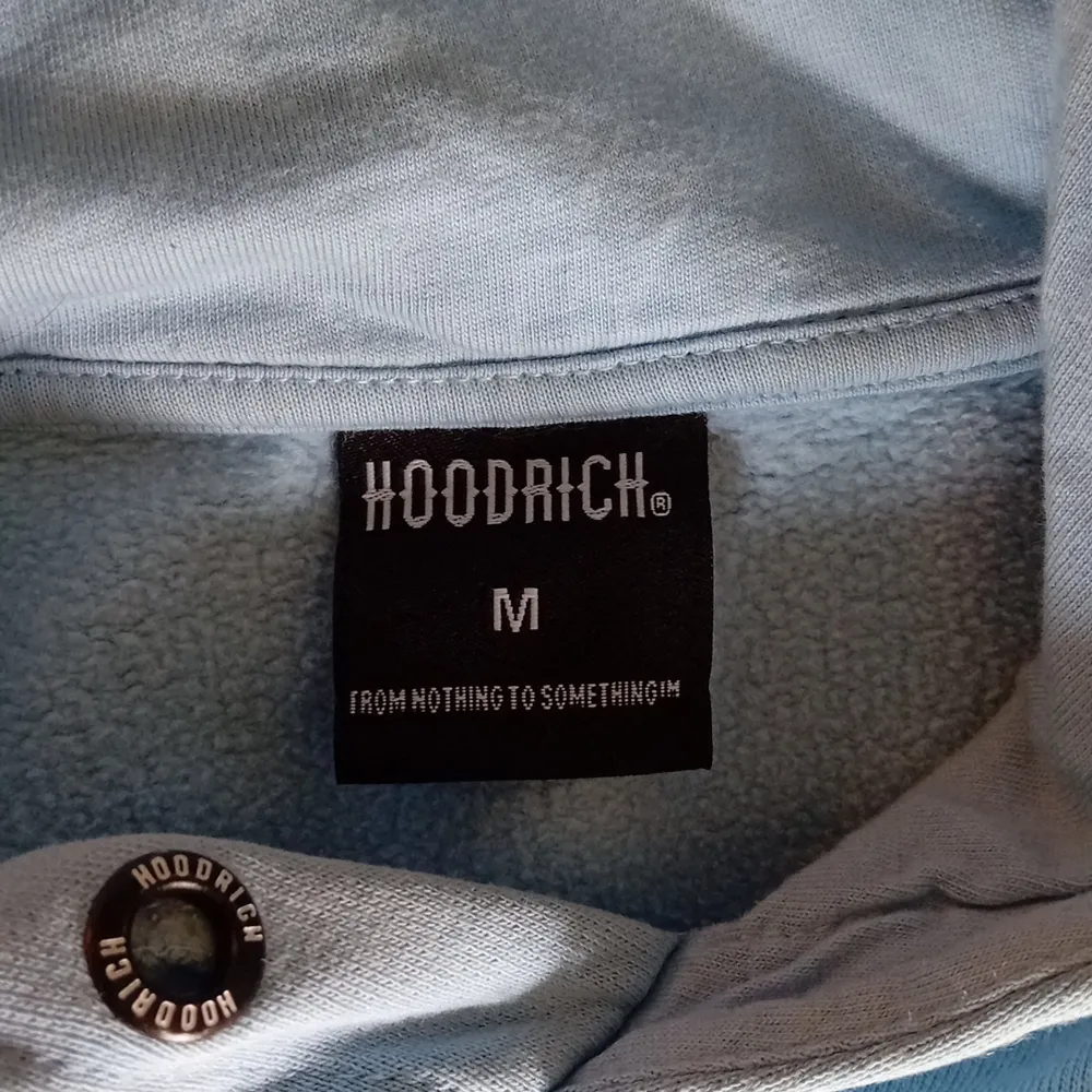 Ljusblå Hoodrich hoodie i storlek M. PRIS KAN DISKUTERAS! Möts i Stockholm eller fraktas. Snöre saknas!. Tröjor & Koftor.