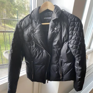 Rock and blue dunjacka  - Rock and blue dunjacka perfekt till hösten, väldigt varm! Denna hade en päls på halskragen men tog bort den då det kändes för varmt, ni kan lägga egen där då det finns knappar eller sy in om ni vill, annars funkar den utmärkt utan 😊fler bilder kan skickas