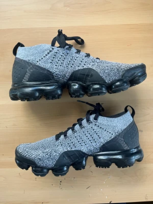 Nike Air VaporMax Flyknit 2 Gray - Vapormax Flyknit 2  Bra skick utan några fel, använd några gånger. Säljer på grund av att jag inte använder dem längre.  Färg: Grå Storlek: 42.5