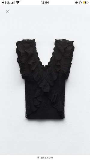 Trendig zara topp  - Säljer den trendiga zara toppen helt ny med lapp kvar. Beställde hem två storlekar och har inte lämnat tillbaka den ena så helt ny. Passar till allt 😍😍