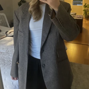 Kavaj - Superfin kavaj köpt secondhand men i väldigt fint skick. Står ingen storlek men skulle säga att den är som en m men blir åt det mer oversized hållet. Passar perfekt som jacka nu i höst då den är lite tjockare i materialet.