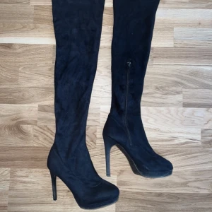 Lårhöga klackar - Mjuka och stretchiga. Sammet tyg. Går en bit över knäna. Dragkedja på insidan. Endast använda ute 1 gång. Perfekta men alldeles för små för mina fötter 😫