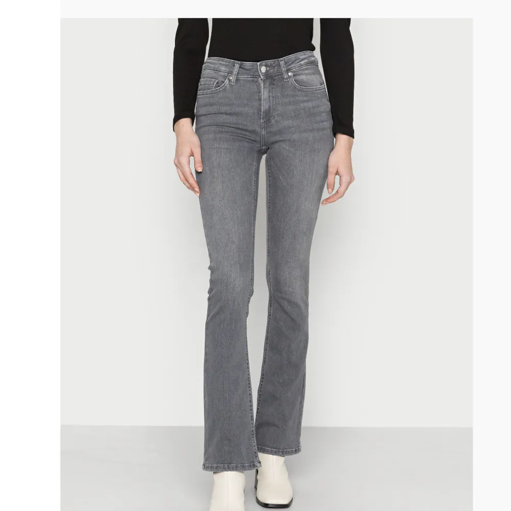 Superfina bootcut jeans! Bra längd för mig som är 170! Klippt slit i benen. Jeans & Byxor.