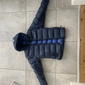 Sail racing jacka xs passar s - Sail racing jacka köpt förra året för 3600. Inga fläckar eller hål på jackan. Säljer för att den är för liten